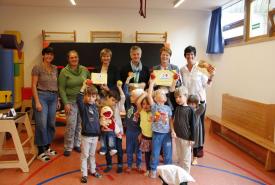 Christa Kramer (Leiterin Kindervilla Kravogl), Seminarbäuerin Monika Greier, Evelyn Darmann (GF Ländliches Fortbildungsinstitut), Resi Schiffmann (ehem. LFI-Obfrau), Christine Lintner (LFI Obfrau) und Daniela Klinger (PHT) mit den Kindern, die bei der Schmatzi-Sinnesreise dabei waren.