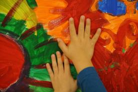 Kinderhände auf Farbbild