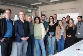 Eine Gruppe „Chemfluencer“ besuchte Anfang Februar 2026 die PH Tirol zu einer Fortbildung, im Bild mit Vizerektor Gregor Örley, Institutsleiter Claus Oberhauser, Dorothea Pritz (Fachverband Chemische Industrie) und Regina Knitel.