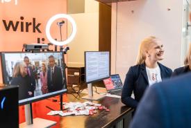 Die Studierenden zeigten den Minister:innen, wie Deepfakes und andere KI-Manipulationen in Bildern, Ton und Videos entstehen.