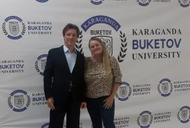 Ingrid Hotarek und Mario Vötsch an der Buketov-Universität Karaganda