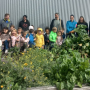 Gruppenbild beim Gartenbeet